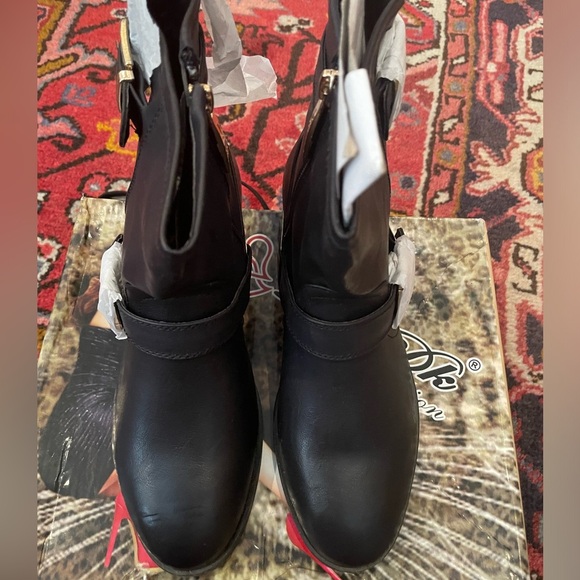Black Boots With Gold Accents NIB Size 5.5 DKDB - Picture 5 of 15